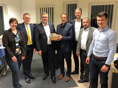 v. l. n. r.: Katharina Schlag (Geschäftsführerin Wirtschaftsförderungsgesellschaft), Marcus Herwarth (Geschäftsführer LEONHARD WEISS), Jürgen Kohlhas (Geschäftsführer infra-tec), Stefan Batz (Geschäftsführer infra-tec), Volker Zesch (LEONHARD WEISS), Yüksel Büyükasik (LEONHARD WEISS), Stefan Leukel (Bürgermeister Hachenburg)