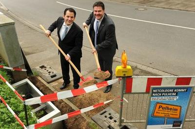 Bürgermeister Frank Keppeler (links) mit Dr. Hans Konle beim ersten Spatenstich für den Glasfaserausbau in Pulheim