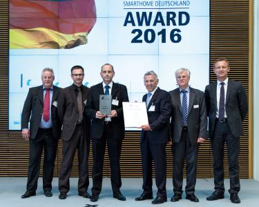 Preisverleihung im Bundesministerium für Wirtschaft und Energie, Berlin. V.l.n.r.: Dr. Thomas Keiser, Alexander Schaper (SmartHome Initative Deutschland), Toni Großmann und Thomas Elsner (Elsner Elektronik), Günther Ohland (SHID), Heiz Lux (KNX Association)