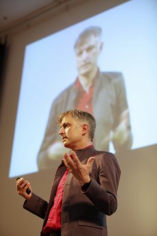Roland Fesenmayr, CEO der OXID eSales hält die Eröffnungs-Keynote auf der Commons 2016.jpg