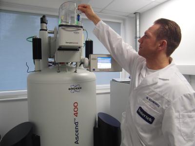 Intertek Food Services Bremen expert Michael Schwartz fills the NMR auto sampler