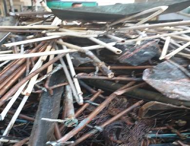 Die Schrottabholung Gelsenkirchen und Umgebung holt Schrott jeder Art – auch Elektroschrott – kostenlos beim Kunden ab, übernimmt die Sortierungsarbeiten und führt im Anschluss alle Bestandteile des Schrotts dem Schrott-Recycling zu. Der Kunde profitiert von der unkomplizierten Abwicklung und kann sich über den gewonnenen Platz sowie über das Wissen freuen, einen wertvollen Beitrag zum Umweltschutz geleistet zu haben.