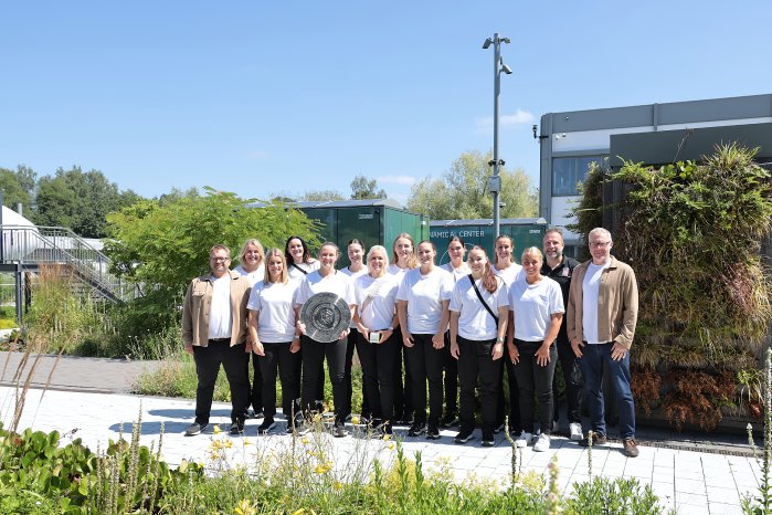 Gruppenfoto_HSG im AES Park.JPG