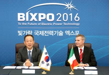 Dr Dongseob Kim (left), President of the KEPCO Research institute and Dr Alberto Ravagni, CEO of the SOLIDpower group, agree to put fuel cell technology on a broader basis for supplying energy to South Korea, with the joint research and development of new SOFC systems