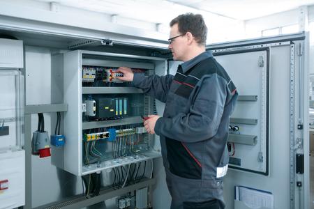 Seit Jahren setzt die ISAB Klitschmar GmbH auf die überzeugenden Vorteile der CS New Basicgehäuse von Rittal: mehr Flexibilität in der Fertigung von Schaltanlagen und mehr Schutz vor Witterungseinflüssen.