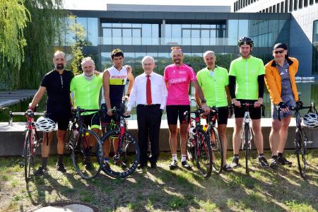 Der B. Braun-Vorstandsvorsitzende Prof. Dr. Heinz-Walter Große mit den teilnehmenden Radfahrern / Bildnachweis: B. Braun Melsungen AG