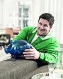 Wer glaubt, während der ISH auf dem AFRISO Stand B25 in Halle 10.2 nur von neuen Produkten erwartet zu werden, könnte eine Überraschung erleben, denn: Der beliebte Gewichtheber und Olympiasieger Matthias Steiner wird täglich ab 13 Uhr jedem Besucher die Chance geben, gegen ihn in einem fachbezogenen Wettstreit anzutreten. Aber Vorsicht: Matthias Steiner ist gelernter Zentralheizungsbauer und Gas-Wasser-Installateur und somit vom Fach! (Foto: AFRISO)