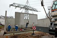 Mitarbeiter der Wiesensee GmbH & Co. KG aus Wittingen-Radenbeck stellen das Wartengebäude für das neue Umspannwerk der WEMAG Netz GmbH im Schweriner Stadtteil Großer Dreesch auf / Foto: WEMAG/Rudolph-Kramer