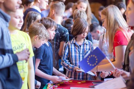Schülerinnen und Schüler informieren sich über die Länder Europas