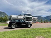 Vom Safety Park Südtirol aus startete Driving Experience Südtirol die Scouting-Tour mit einem gebrandeten Fahrzeug – bereitgestellt vom Kooperationspartner BMW rent | Mini rent Vom Safety Park Südtirol aus startete Driving Experience Südtirol die Scouting-Tour mit einem gebrandeten Fahrzeug – bereitgestellt vom Kooperationspartner BMW rent | Mini rent