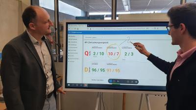 Digitales Shopfloor Management: Bachelorand Yannic Tschickardt und Prof. Dr. Rainer Eber aus dem Studiengang Maschinenbau/Produktion und Management am digitalen Whiteboard, Fotohinweis: © Hochschule Aalen / Michael Hafner
