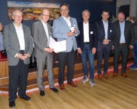 Preisträger Dr. Jürgen Haase bei der Verleihung der EDA-Medaille zusammen mit dem Vorstand des edacentrum Prof. Dr. Ulf Schlichtmann, Prof. Dr. Wolfgang Nebel und Prof. Dr. Holger Blume, dem Geschäftsführer der edacentrum GmbH, Boris Strohmeier, sowie dem Laudator Manfred Dietrich.