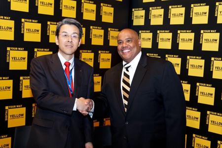 Hideki Domoto, Corporate Officer und Divisional General Manager, Graphic Systems Division, Ryobi Limited (links) und Michael L. Marsh, Kodak’s General Manager of Inkjet Printing Solutions und Vice President besiegeln auf der drupa 2012 die neue Partnerschaft zwischen Ryobi und Kodak