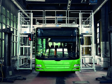 Eine_fahrbare_KRAUSE_Wartungsbühne_im_Einsatz_bei_der_Linienbus-Wartung_CMYK.jpg