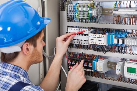 Die elektrotechnischen Anforderungen an den Netzanschluss von PV- und BHKW-Anlagen bilden die Inhalte eines eintägigen Intensivseminars (Quelle: Fotolia - Andrey Popov)