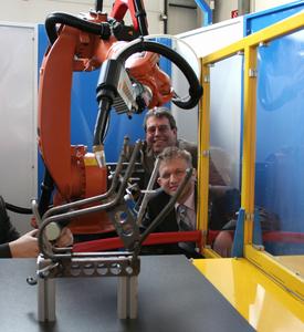 Klaus Neumann und Andrej Schvarc freuen sich über die serienreife Roboterzelle