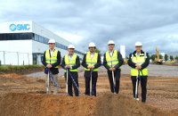 Symbolischer Spatenstich des SMC Campus (v. l. n. r.): Robin Hellweg, Daniel Langmeier, Tobias Wilbrand, Rolf-Eric Matthies und Frank Hellweg. Symbolischer Spatenstich des SMC Campus (v. l. n. r.): Robin Hellweg, Daniel Langmeier, Tobias Wilbrand, Rolf-Eric Matthies und Frank Hellweg.