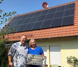 Die stolzen Photovoltaikanlagenbesitzer: Familie Reinhardt