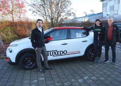 v.l.n.r.: Herbert Feiler (Geschäftsführer TUXEDO Computers GmbH), Jennifer Harß und Willi Bertele (Vorstand EHC Königsbrunn)