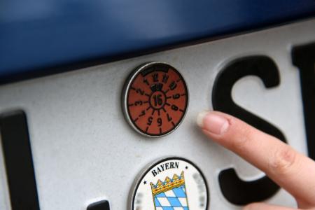 "TÜV" abgelaufen? Zum Jahreswechsel ruhig mal einen Blick auf die Plakette werfen