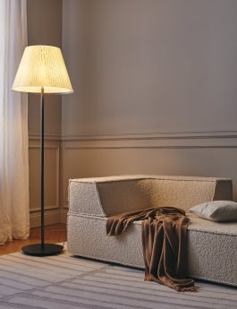 24_00_ART_Stehleuchte_Couch.jpg
