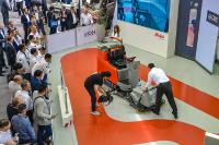 Eine Weltneuheit in Aktion: der neue Scrubmaster B175 R mit dem neu entwickelten Kehrsaugvorsatz, mit dem die Maschine vor der Nassreinigung losen Schmutz aufnehmen kann.