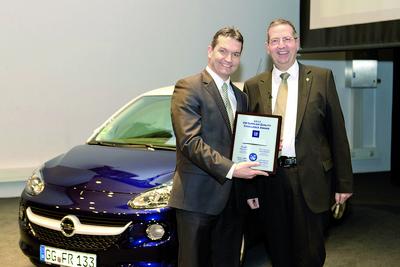 (v.r.n.l.) Preisübergabe für das Schaeffler-Werk Lahr durch Bernd Moser, Director Program Management Opel / Vauxhall & GME Supplier Quality an Wendelin Backes, Global Key Account Management GM, Schaeffler Technologies AG & Co. KG
