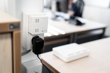 Ein erhöhter und gut geplanter Luftaustausch mit unbelasteter Frischluft vor dem Überschreiten gefährlicher Schwellenwerte kann die CO2- und Aerosolkonzentration und damit das Corona-Infektionsrisiko im Büro niedrig halten