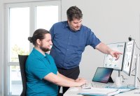 ExperTeach Trainer berät Teilnehmende zu den neuen Versa Trainings im Bereich Secure Access Service Edge (SASE). ExperTeach Trainer berät Teilnehmende zu den neuen Versa Trainings im Bereich Secure Access Service Edge (SASE).