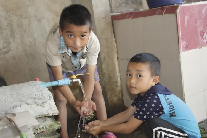 Kinder_Trinkwasseraufbereitung.jpg