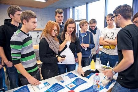 COACHING4FUTURE_Innovationen im Alltag.jpg Mit interaktiven Vorträgen macht COACHING4FUTURE baden-württembergischen Schülerinnen und Schülern Lust auf Mathematik, Informatik, Naturwissenschaft und Technik (MINT) / (c) Baden-Württemberg Stiftung gGmbH