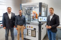 Joachim Schüßler (Plasmatreat GmbH), Michael Heilig und Christian Eck (beide SKZ) bei der Inbetriebnahme der Plasmabeschichtungsanlage (v.l.). (Foto: Luca Hoffmannbeck, SKZ)