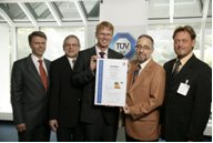 Zertifikatsübergabe (v.l.n.r.): Siegfried Melzer, Leiter der Zertifizierstelle, TÜV SÜD Industrie Service, Geschäftsfeld Fördertechnik; Werner Rau, Leiter Prüflaboratorium, TÜV SÜD Industrie Service, Geschäftsfeld Fördertechnik u.a.