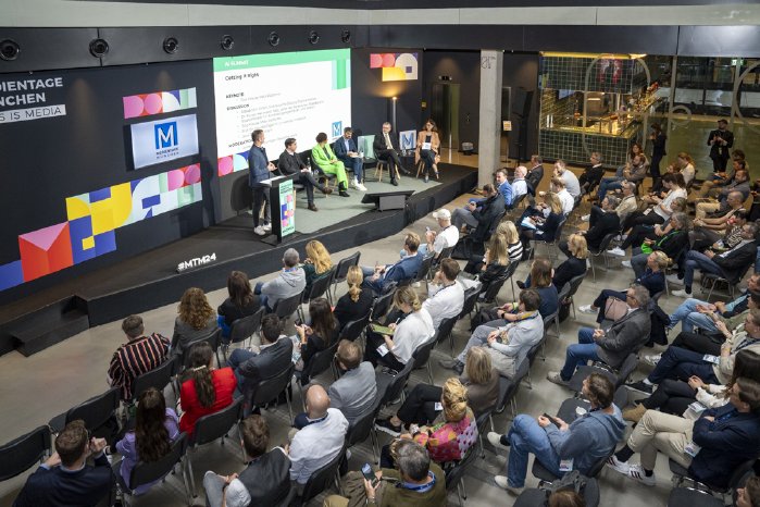 eventfotograf-podiumsdiskussion-mtm24-moderationsrunde-mit-vielen-teilnehmern-muenchen.jpg