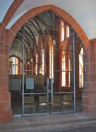 Bodentuerschliesser-Glastueren-Kirche.jpg
