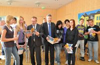 Klaus Olbricht (rechts), Präsident der IHK Magdeburg und Uwe Dalichow (links), Geschäftsführer der Berufsbildung der IHK Magdeburg bei der Übergabe des Ausbildungsmagazins 