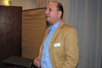 Entschlossen und erfolgreich: Jochen Meilinger, Geschäftsführer von Meilinger Holzbau im Altmühltal, wurde von der GIN-Mitgliederversammlung als 1. Vorsitzender im Amt bestätigt. Kenntnisreich umriss er, worauf es für den GIN und seine Mitglieder in Zukunft ankommt, um sich im europäischen Kontext zu behaupten. Für ihn steht fest: „Die vielschichtigen Aufgaben, die vor uns liegen, können wir nur gemeinsam - mit vereinten Kräften - meistern!“ (Foto: Achim Zielke für den GIN, Ostfildern; http://www.nagelplatten.de )
