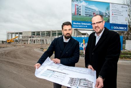 Die Bauarbeiten zum AVENTUS-Hauptsitz liegen voll im Plan. In wöchentlichen Projektbesprechungen stimmen Goldbeck-Projektleiter Henning Güttler (links) und AVENTUS-Geschäftsführer Kai Lammers die baulichen Schritte ab.