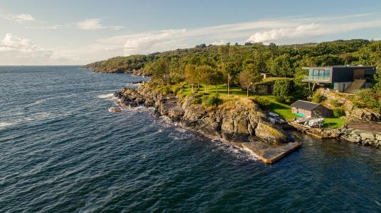 Die Natur am und um den Boknafjord war für das private Wohnhaus auf der norwegischen Insel Karmøy entwurfsprägend. (Sindre Ellingsen, Sandnes (NO))