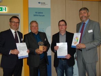 Preisübergabe an die Firma Cam: Andreas Brendel (BGHM) mit Dieter Lubert (Geschäftsführer Firma Cam), Carsten Kocurek (Fertigungsleiter Firma Cam) und Ralf Heinrici (BGHM) (v.l.n.r.)
