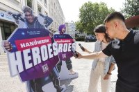 Berufsorientierung, die Spaß macht und unterhält: Die Handwerk-Heroes sind mit dabei beim Tag des Handwerks – schnell ist die Games-App mit dem QR-Code heruntergeladen. Foto: Fabry