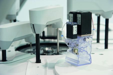 Neue Fluidmanagement-Lösung für die In-Vitro-Diagnostik. Die Dosiereinheit für einen neuen Analysator wurde von OEM und Bürkert-Systemspezialisten gemeinsam entwickelt (Quelle: Bürkert Fluid Control Systems)