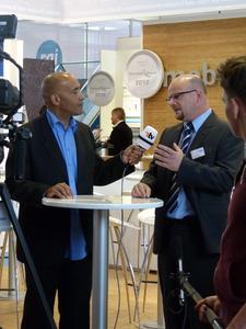 Frank Biermann (r.), Vorstand Vertrieb und Marketing der mobileObjects AG, im Interview mit Udo Brand, Bild: Telematik-Markt.de