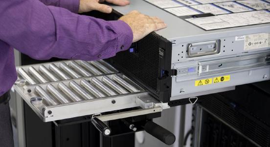 Mittels der Gleitplattform wird schweres IT-Equipment einfach ins Rack zur Montage eingeschoben.