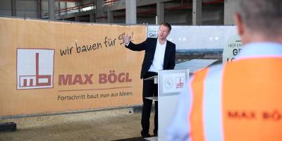 Dr. Franz Hauk dankte allen Projektbeteiligten und unterstrich bei seiner Rede insbesondere die nachhaltige Gesamtkonzeption der Immobilie