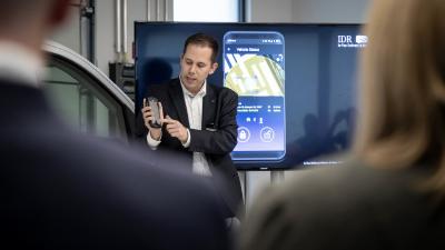 Benjamin Mäße, Vertriebsverantwortlicher für die Region Ost und stellvertretender Betriebsleiter Night Star Express, Berlin, präsentierte die schlüssellose Zustellung IDR beim Open House von Mercedes Benz Vans direkt am bereitgestellten Fahrzeug