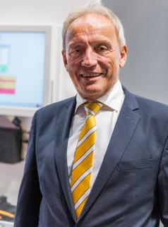 "The requirement of the machine builder LEMO was to design an economically efficient and future-proof film bag machine where the complete control and servo drive technology with motors and electronics comes from a single source," explains Norbert Scholz, managing director of Baumüller Anlagen-Systemtechnik GmbH