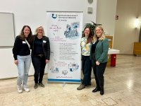 Freuen sich über die Auszeichnungen (von links): Josephine Hornung, Studiengangsleiterin Prof. Dr. Henrikje Stanze, Helena Konrads und Clara Rynas. Copyright: Josephine Hornung