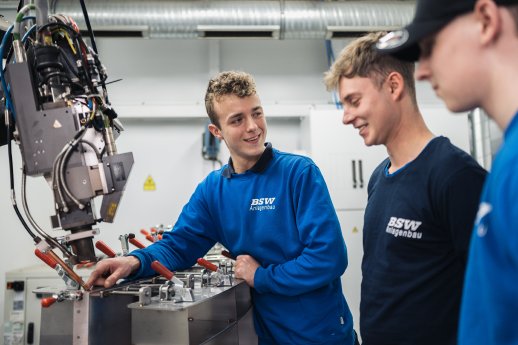 Tobias Melches erklärt den Auszubildenden den Laserschweiß-Roboter_3.jpg