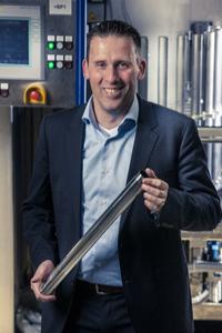 Hay Hulsman, Geschäftsführer der AHC Benelux BV mit einem nach dem Verfahren SELGA-COAT® CHROM selektiv hartverchromten Stoßdämpferrohr